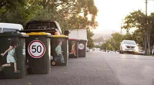 垃圾桶上貼安全標識，提醒司機‘不要超速’