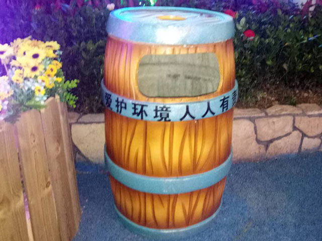 玻璃鋼鼓形仿木垃圾桶優(yōu)雅適用原生態(tài)主題